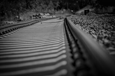 Bild mit Perspektive, Eisenbahn, schwarz weiß, Zug, Bahngleis, Lokomotive, Monocrom, Gleisbett