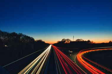 Bild mit Autos, Sonnenuntergang, Strasse, Licht, Langzeitbelichtung, Nacht, Lichteffekt, Verkehr, autobahn, Lichtspuren