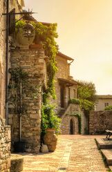 Eine malerische Straßenszene in Assisi, Italien