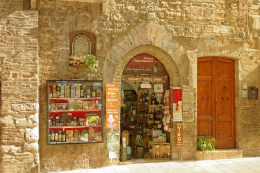 Ein malerisches Geschäft an einer Gasse in Assisi