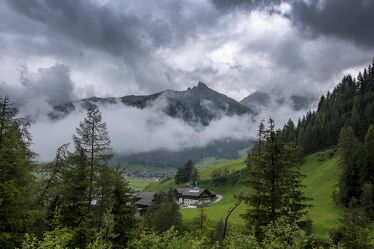 Bild mit Sommer, Häuser, Nebel, Tirol, Alpen, Wald, Landschaft, Berggipfel, Bergwiesen, Hohe Tauern