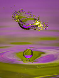 Bild mit Wasser, Grün, Rosa, Wassertropfen, Tropfenfotografie, Topon