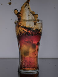 Cola mit Eiswürfel