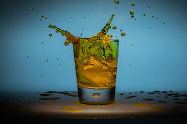 Bild mit wasser splash, Eiswürfel, Farbiges Wasser, Whiskyglas