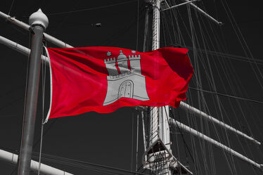 Bild mit Rot, Schiff, Segelschiff, schwarz & weiss, Wind, Hamburg, fahne, wappen