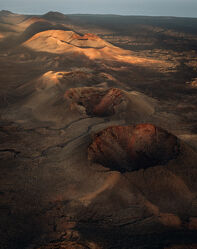 Bild mit Sonnenaufgang, Insel, Lanzarote, Wüste, Vulkan, Krater, Drohne, Kanaren, timanfaya