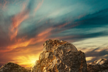 Sonnenuntergang über Felshügel