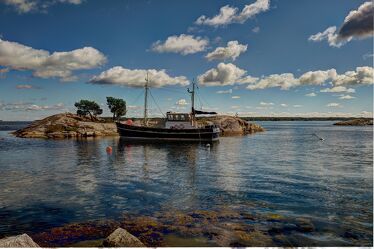 Bild mit Schiff, Insel, Schweden, Wasserspiegelung, Schärengarten vor Stockholm, Schären