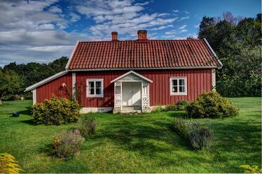Bild mit Schweden, Schwedenhaus, rote Holzfassade, weiße Fenster