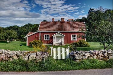 Bild mit Schweden, Schwedenhaus, rote Holzfassade, weiße Fenster