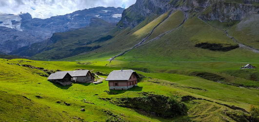 typische Bauernhäuser in den Schweizer Alpen