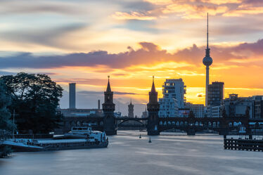 Bild mit Sonnenuntergang, Berlin, Berliner Fernsehturm, romantik, Langzeitbelichtung, Oberbaumbrücke, Spree