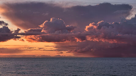 Bild mit Himmel, Sonnenuntergang, Feuer, Strand, Ostsee, FARBE, sturm, Regenwolken, Gewitterwolken, dramatisch