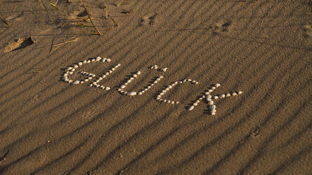 Bild mit Sand, Urlaub, Strand, Ostsee, Meer, Muschel, Glück, Symbol, zeichen