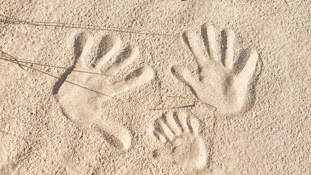 Handabdrücke im Sand am Ostseestrand