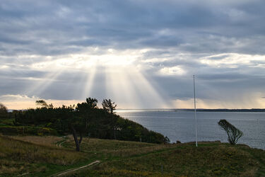 Bild mit Sonnenuntergang, Baum, Wiese, Bank, Küste, Sonnenstrahlen, Wind, Dänemark, Kattegatt, Hundested