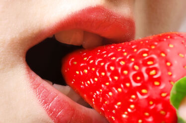 Bild mit Essen, Beeren, Erdbeere, Frau, Mund, Ernährung, Lippen, Mädchen, beißen