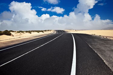 Bild mit Sand, Asphalt, Dünen, Wüste, Straße, Leer, Fuerteventura, Kanarische Inseln, Kanaren, Landstraße