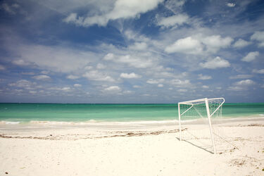 Bild mit Strand, Karibik, Cuba, tor, kuba, Traumstrand, Cayo Levisa, Fussballtor