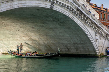 Gondolieri unter der Rialtobrücke in Venedig
