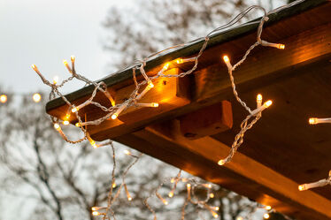 Bild mit Bäume, Winter, Hütte, Lichter, weihnachtsmarkt, Dach, Advent