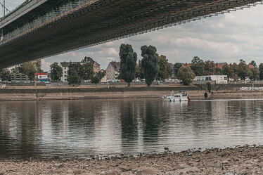 Rhein und Mülheimer Brücke mit Boot