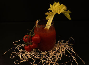 Tomaten-Gin-Cocktail mit Staudensellerie