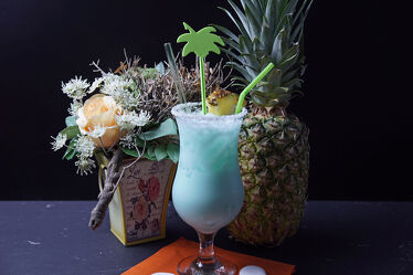 Bild mit Glas, Frucht, Cocktail, Sahne, wodka, Kokosnuss, Ananassaft, Crush Eis, Sirup, Blue Curacao