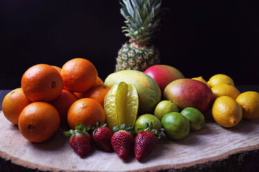 Bild mit Früchte, Orangen, Holzscheibe, Limetten, Ananas, Erdbeeren, zitronen, mangos, papaya