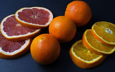Bild mit Orange, Schwarz, Grapefruit, GESUND, frisch, fruchtig, Zitrus, saftig, Servierplatte