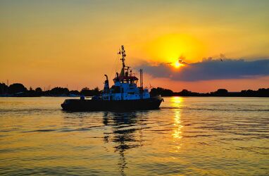 Bild mit Wasser, Sonnenuntergang, Schiffe, Häfen, Schlepper