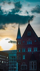 Bild mit Wolken, Sonnenuntergang, Gebäude, Deutschland, Hamburg, Stilbruch