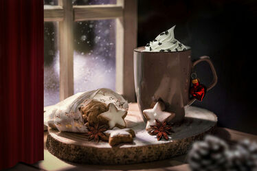 Bild mit Winter, Schnee, Fenster, Weihnachten, Tasse, Kalt, Jahreszeit, Zimtstern, heisses getränk, kakao