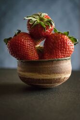 Bild mit Rot, Obst, Obst, Erdbeere, Erdbeeren, Makro, nahaufnahme, süss, tortenbelag, schüssel