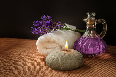 Bild mit Lavendel, Kerze, Licht, Entspannung, Deko, öl, Handtuch, Massage, karaffe, gerollt
