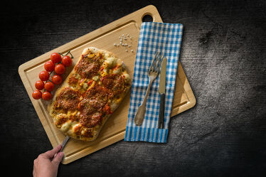 Bild mit Essen, Tomaten, Stillleben, nahaufnahme, Käse, Holzbrett, gebacken, pizza, salami, pinsa