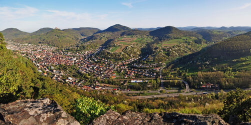 Bild mit Berge und Hügel, Jahreszeiten, Frühling, Deutschland, Städte, Stadtansichten, frühjahr, Pfalz, Annweiler
