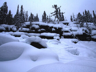 Bild mit Winter, Schnee, Felsen, Wald