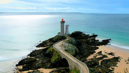 Bild mit Strand, Meer, Bretagne, Leuchtturm