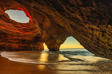 Bild mit Kunst, Natur, Strand, Sandstrand, Reisen, Portugal, höhle, Urlaubsreisen, Felsformation, Benagil