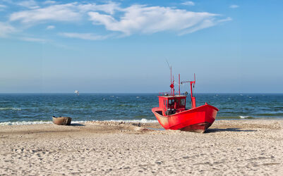 Bild mit Sand, Fischerboot, Masten, scheinwerfer, Kahn, blechkahn, seetüchtig, seilwinde, am strand liegend, kajüte
