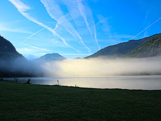 Bild mit Natur, Wasser, Herbst, Nebel, Bergsee, Himmelblau, Stimmung