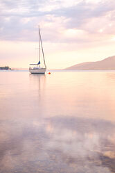 Bild mit Wasser, Segelboot, See, Ruhe, Ruhe am See, pastell, Attersee, Attersee, Attersee, rosee