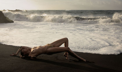 Bild mit Wellen, Sand, Strand, Meer, nude, Akt, Frau, körper, nackt, Wild, sinnlich, Model, Pose