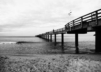 Bild mit Strand, Steg, Seebrücke, See, Brücke, Am Meer, Ostseebilder, schwarz weiß, Pier, SW, seebrücken