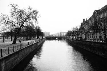 Bild mit Wasser, Flüsse, Architektur, Berlin, schwarz weiß, Fluss, SW, Spree, spreekanal