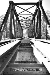 Bild mit Stadt, Brücke, City, Eisenbahnbrücke, schwarz weiß, Schienen