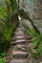 Treppe zwischen den Felsen