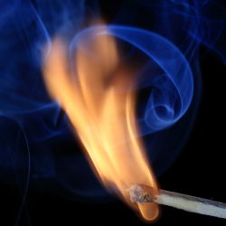Bild mit Feuer, Flammen, Experimente, Rauch, Qualm, flamme, brennen, brand, streichholz, streichhölzer