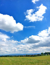 Bild mit Natur, Wolken, Blau, Wolkenhimmel, Landschaft, Sky, Wolken am Himmel, Himmel Panorama, Wolkenhimmel Panorama, Weitblick, Wolken Himmel, cloud, clouds, Feld, Feldblick